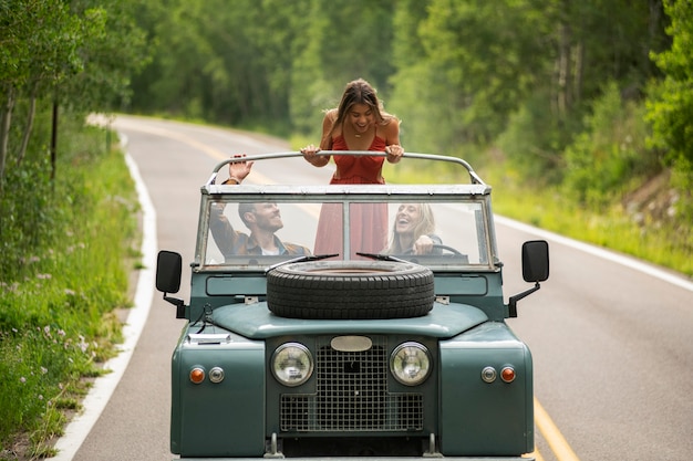 Kostenloses Foto junge landreisende fahren durch die landschaft