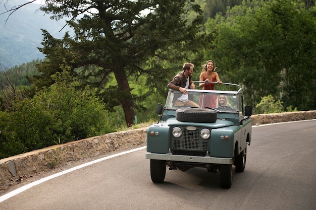 Junge Landreisende fahren durch die Landschaft