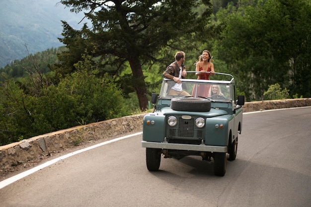 Kostenloses Foto junge landreisende fahren durch die landschaft