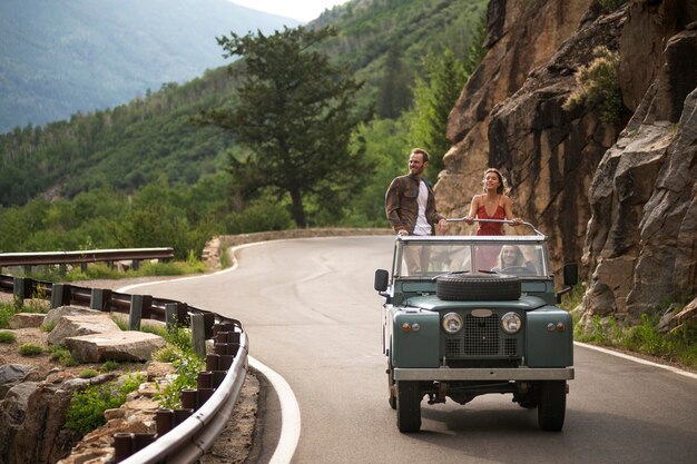 Junge Landreisende fahren durch die Landschaft