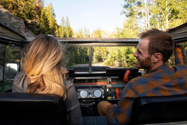 Junge Landreisende fahren durch die Landschaft