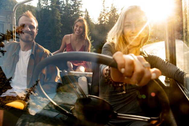 Junge Landreisende fahren durch die Landschaft