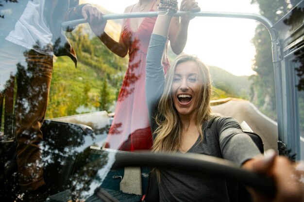 Junge Landreisende fahren durch die Landschaft