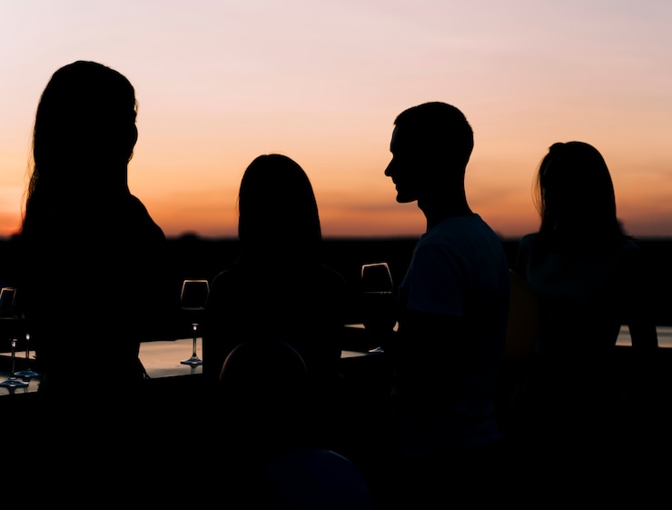 Kostenlose Foto junge leute an der dachspitzenparty