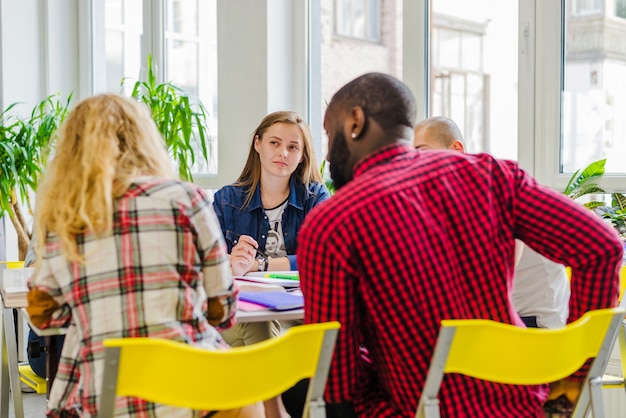 Kostenloses Foto junge leute arbeiten im büro zusammen