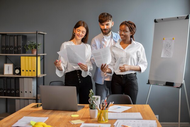 Kostenloses Foto junge leute arbeiten zusammen in einem startup-unternehmen