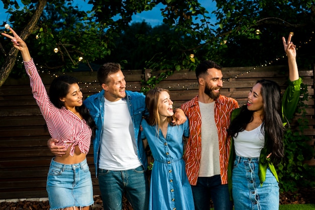 Junge leute der vorderansicht, die freundschaft feiern