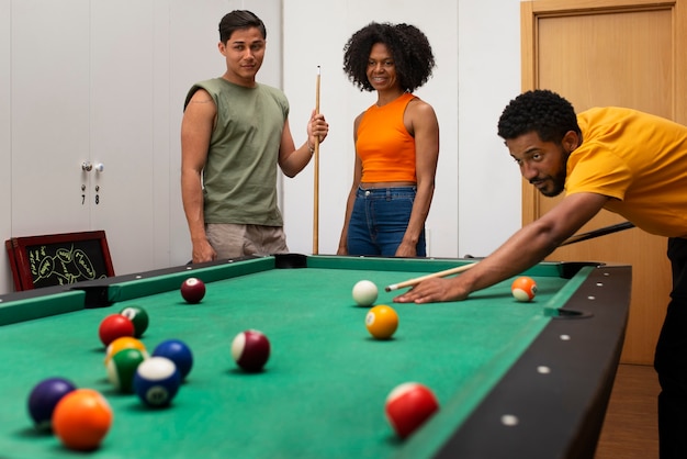 Kostenloses Foto junge leute der vorderansicht im hostel