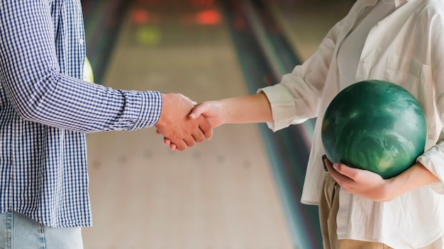 Kostenloses Foto junge leute, die bowlingkugeln halten