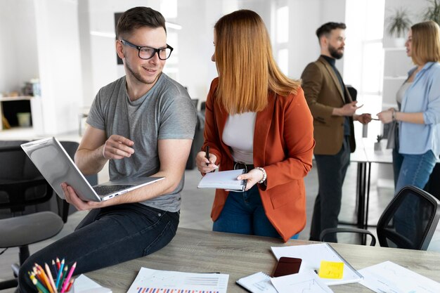 Junge Leute, die ein Arbeitstreffen im Büro haben