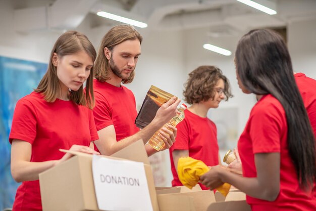 Junge Leute, die in einem Spendenzentrum arbeiten