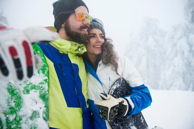 Junge Leute, die Zeit im Winter haben