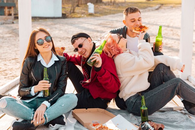 Junge Leute, die zusammen Spaß auf einem Picknick haben