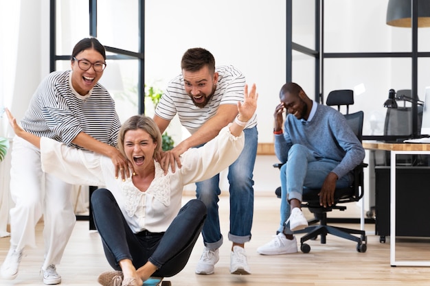 Junge Leute haben Spaß in der Arbeitspause