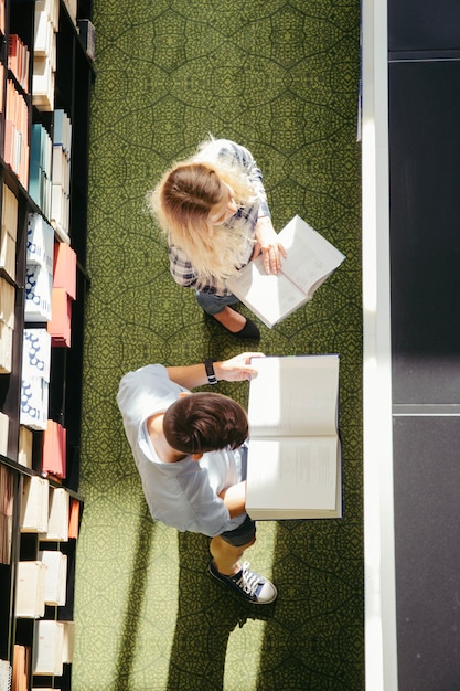 Kostenloses Foto junge leute lesen in der bibliothek