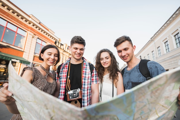 Junge Leute mit Stadtplan