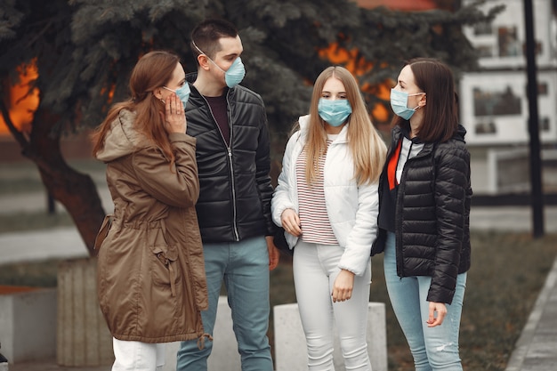 Junge Leute verteilen Einwegmasken draußen