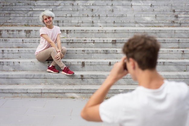 Kostenloses Foto junge macht ein foto von seinem freund