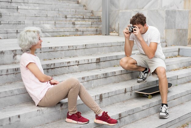 Junge macht ein Foto von seiner Freundin