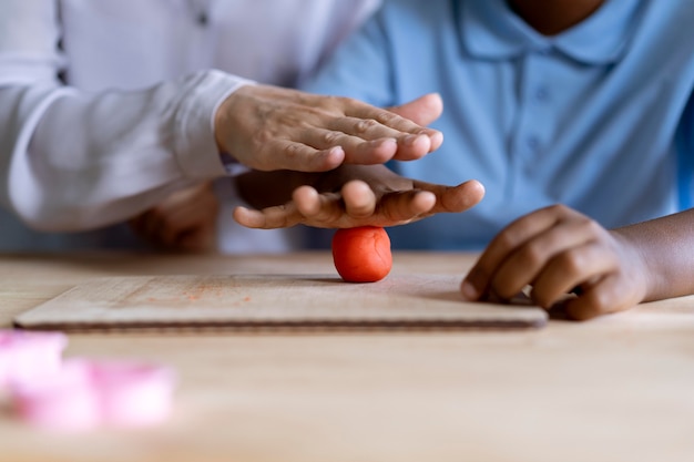 Kostenloses Foto junge macht eine ergotherapiesitzung mit einem psychologen