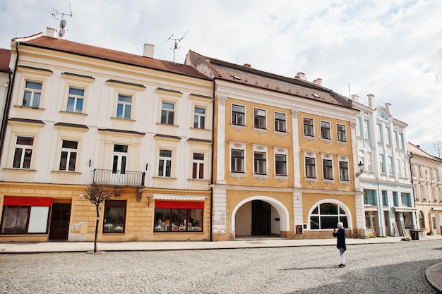 Junge macht Foto per Telefon in der historischen Altstadt von Mikulov Mähren Tschechien Alte europäische Stadt