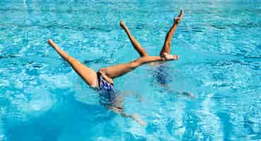Kostenloses Foto junge mädchen, die innerhalb des schwimmbades aufwerfen
