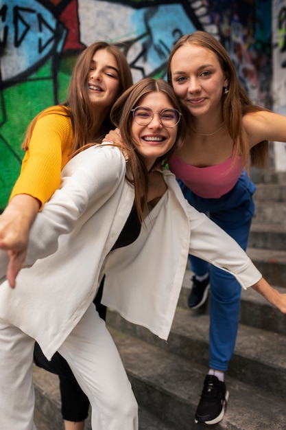 Junge Mädchen im Teenageralter nehmen Rollen von sich selbst im Freien für soziale Medien auf
