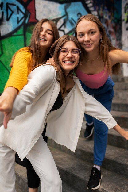 Junge Mädchen im Teenageralter nehmen Rollen von sich selbst im Freien für soziale Medien auf