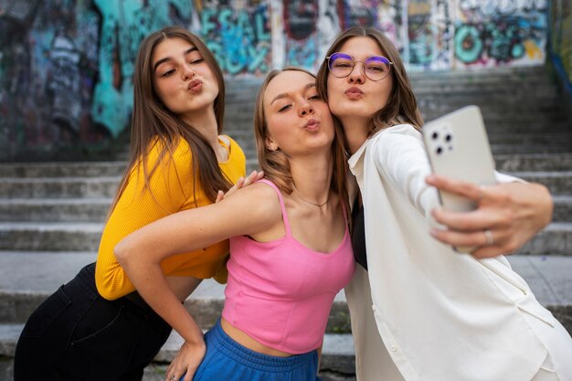 Junge Mädchen im Teenageralter nehmen Rollen von sich selbst im Freien für soziale Medien auf