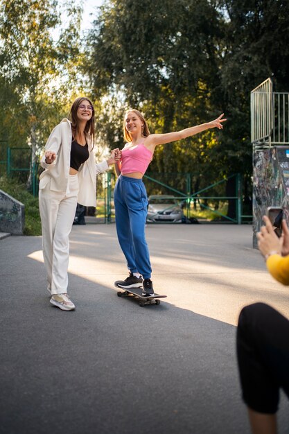 Junge Mädchen im Teenageralter nehmen Rollen von sich selbst im Freien für soziale Medien auf