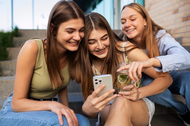 Junge Mädchen im Teenageralter nehmen Rollen von sich selbst im Freien für soziale Medien auf