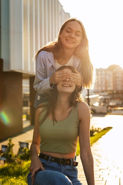 Junge Mädchen im Teenageralter nehmen Rollen von sich selbst im Freien für soziale Medien auf