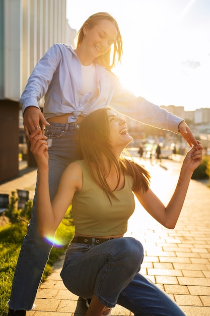 Junge Mädchen im Teenageralter nehmen Rollen von sich selbst im Freien für soziale Medien auf