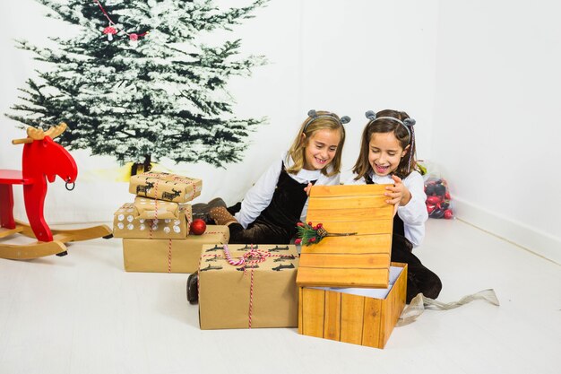 Kostenloses Foto junge mädchen mit geschenkboxen