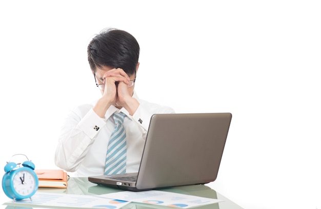 Kostenloses Foto junge männer arbeiten überstunden im büro