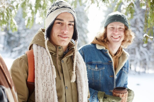 Junge Männer, die im Winter aufwerfen