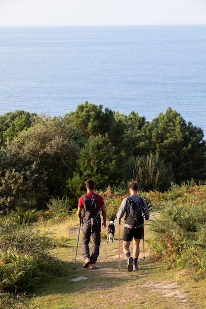 Junge Männer gehen zusammen wandern