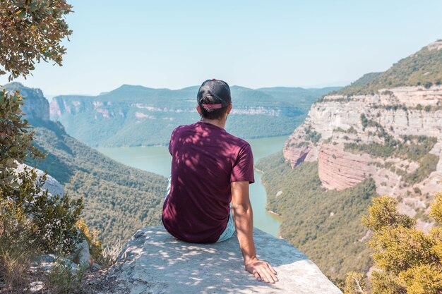 Junge Männer genießen die faszinierende Landschaft des Morro De La Abeja in Tavertet, Katalonien, Spanien