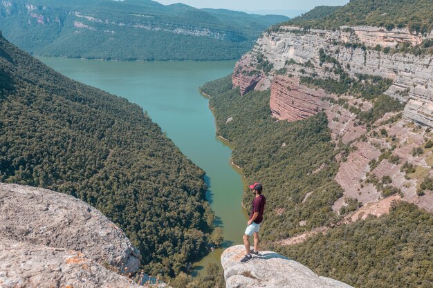 Junge Männer genießen die faszinierende Landschaft des Morro De La Abeja in Tavertet, Katalonien, Spanien