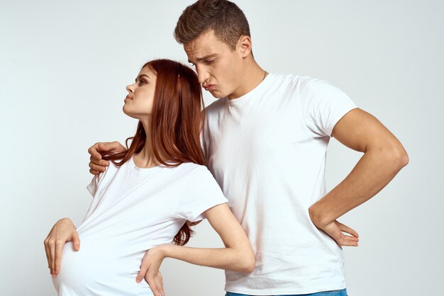 Vorderansicht Zwei Jungen Die In Weissen T Shirts Auf Rosa Schreibtisch Zeichnen Kostenlose Foto