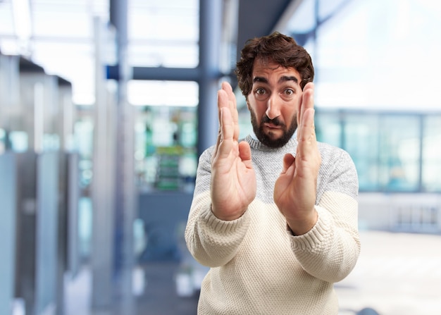 Kostenloses Foto junge mann verrückt glücklichen ausdruck