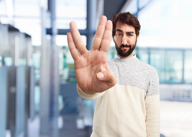 junge Mann verrückt glücklichen Ausdruck