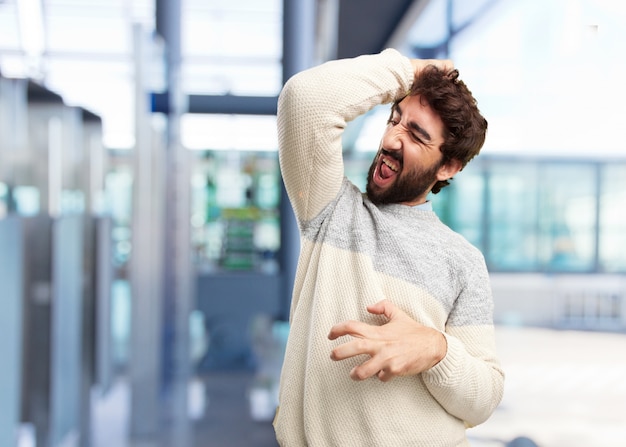 junge Mann verrückt glücklichen Ausdruck