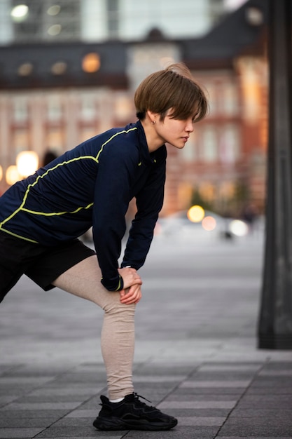 Junge Menschen bereiten sich darauf vor, nachts Sport zu treiben