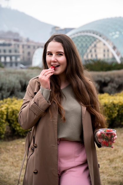 Kostenloses Foto junge menschen essen beeren auf der straße