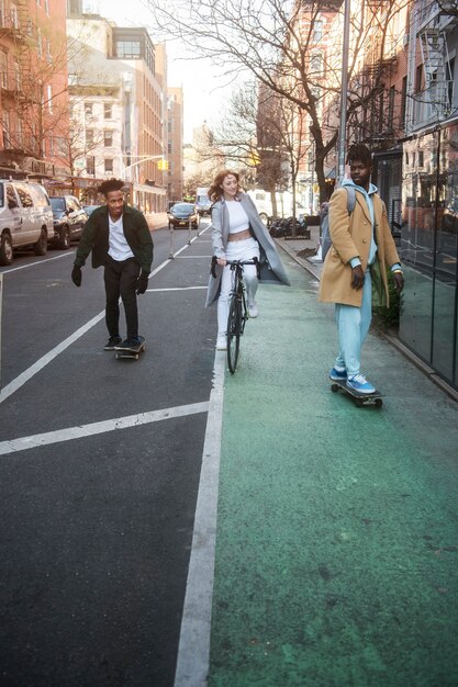 Junge Menschen nutzen nachhaltige Mobilität