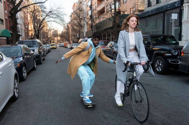 Kostenloses Foto junge menschen nutzen nachhaltige mobilität