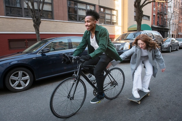 Junge Menschen nutzen nachhaltige Mobilität