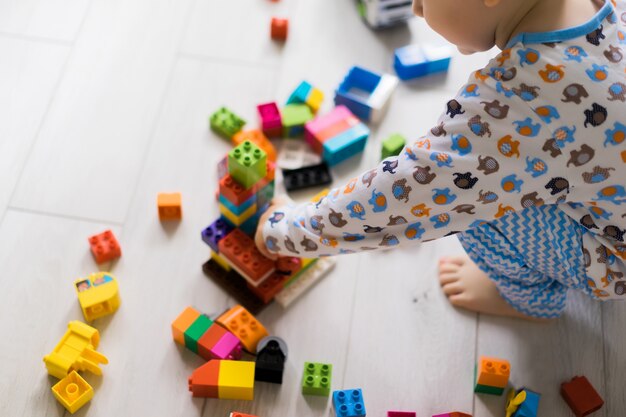 Junge mit der Mutter, die im bunten Baukasten spielt