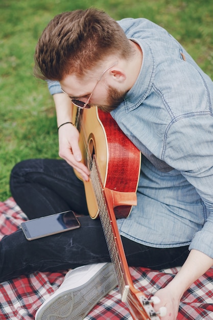 Junge mit einer Gitarre